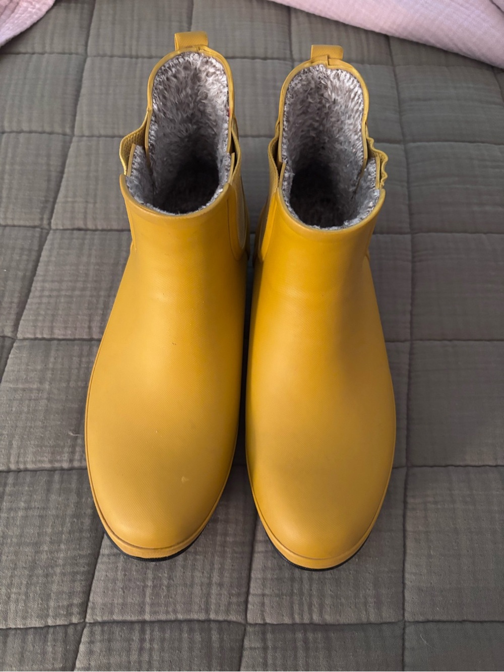 Bogs Mustard Yellow Women’s Waterproof Ankle Boots with Faux Fur Lining. Size 10